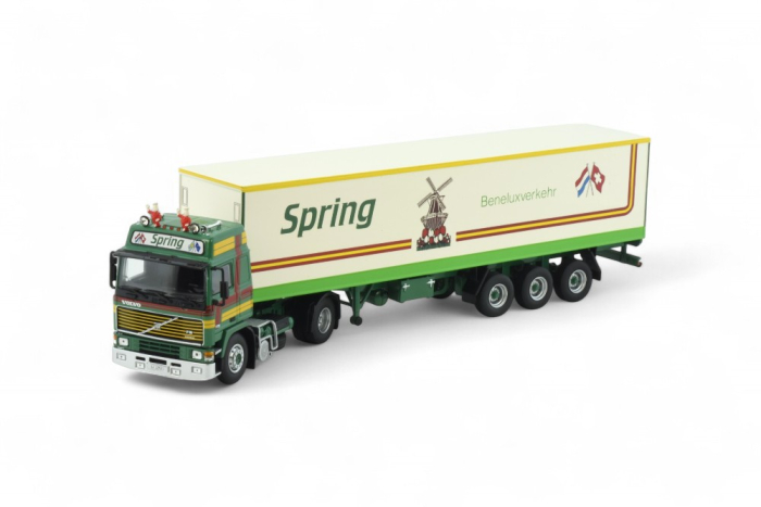 Volvo Koffersattelzug der Spedition Spring
