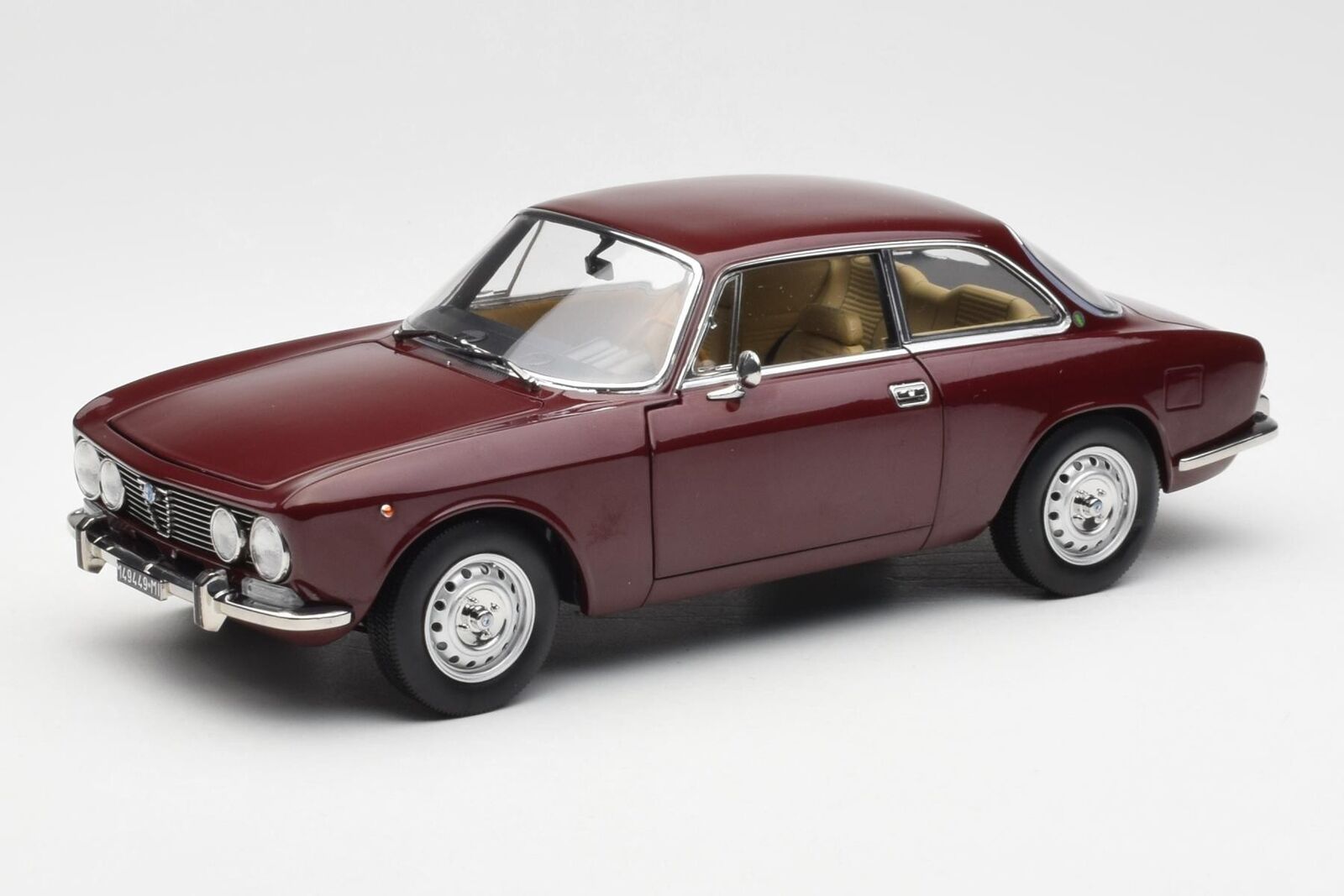 Alfa Romeo 2000 GTV, maroon Alfa Romeo 2000 GTV, maroon
