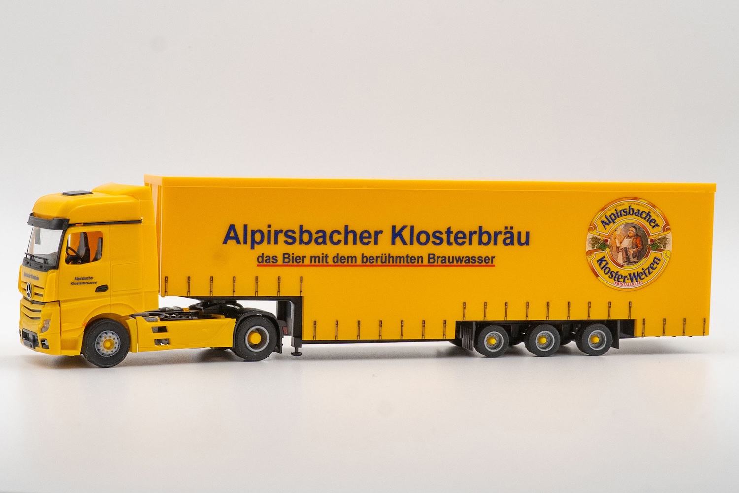 Actros mit Meusburger Getränkeauflieger "Alpirsbacher Klosterbräu-Kristallweizen"