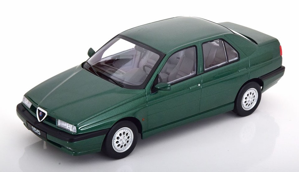 Alfa Romeo 75 Grünmetallic – Modellauto 1:18 | Triple9 – Charakterstark & außergewöhnlich