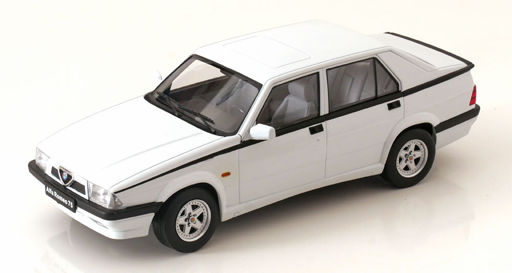 Alfa Romeo 75 Weiß – Modellauto 1:18 | Triple9 – Präzision, Stil & Sammlerwert