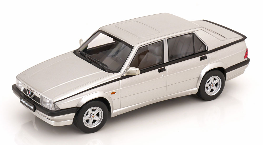 Alfa Romeo 75 Silber – Modellauto 1:18 | Triple9 – Eleganz in klassischer Form Alfa Romeo 75 Silber – Modellauto 1:18 | Triple9 – Eleganz in klassischer Form