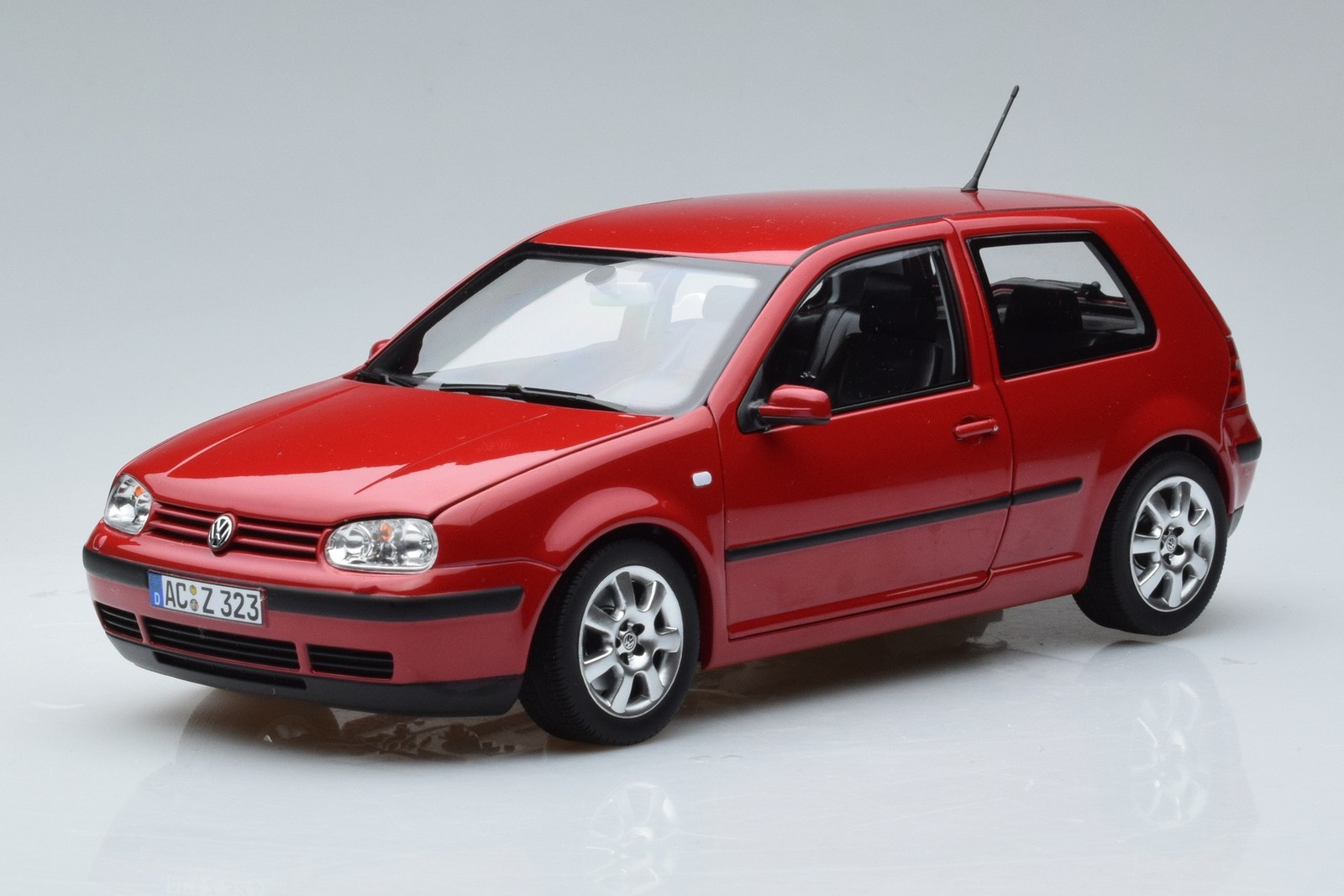 VW Golf (2002) – Rot – Maßstab 1:18 – Norev | Detailgetreues Sammlermodell für Liebhaber VW Golf (2002) – Rot – Maßstab 1:18 – Norev | Detailgetreues Sammlermodell für Liebhaber