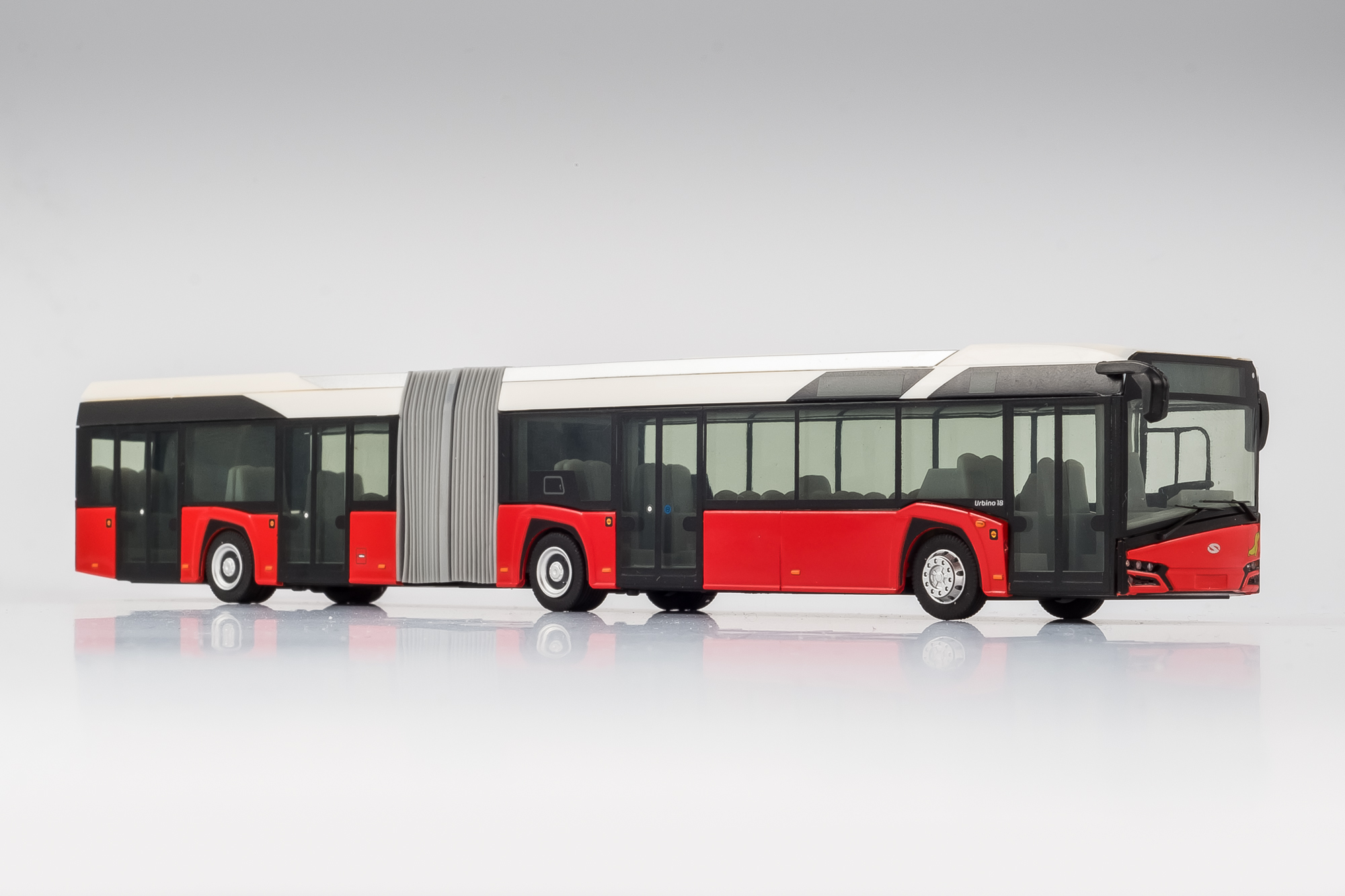 Solaris U18, viertürig, rot Solaris U18, viertürig, rot